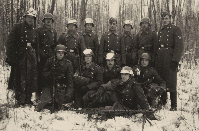 Gruppenbild der Rekruten nach absolvierter Schießausbildung bei Seligenfeld, 1942