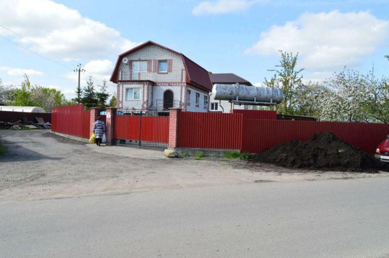 Ebenfalls auf der ehemaligen Kirchenlage errichtetes Wohnhaus, um 2010 (Foto: A. Rumaschik)