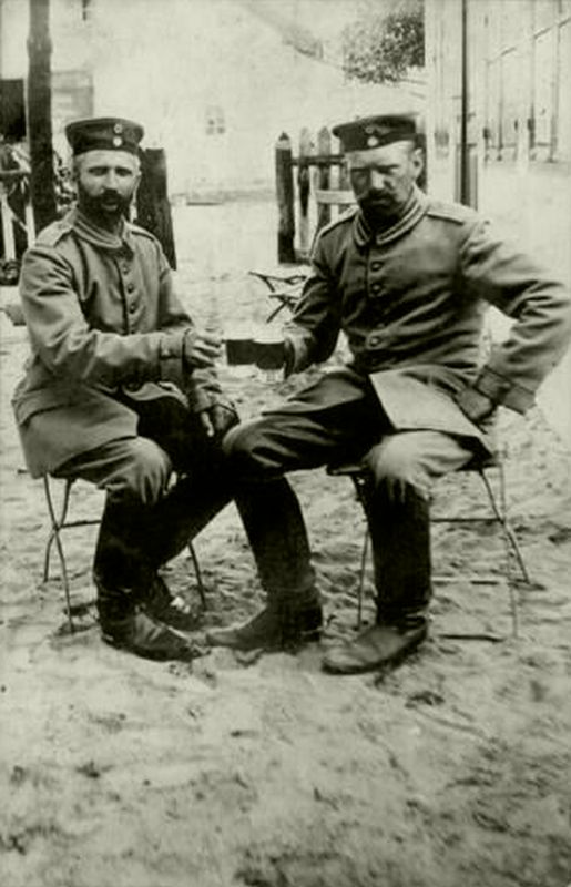 Zwei Soldaten des Landsturms beim Bier im Gasthaus Kunz in Seligenfeld im August 1914